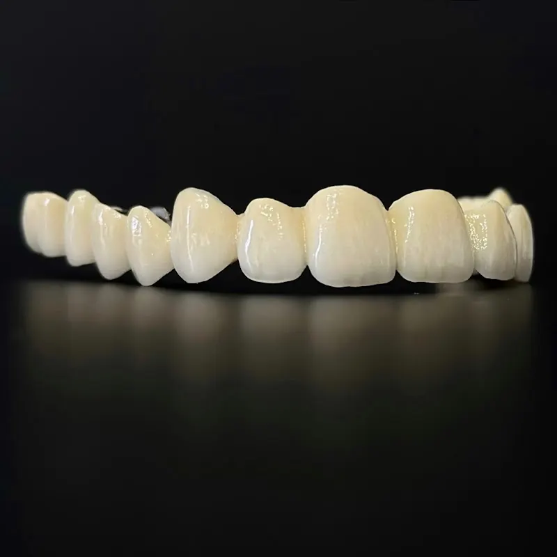 Punte ceramică fotografiată din lateral