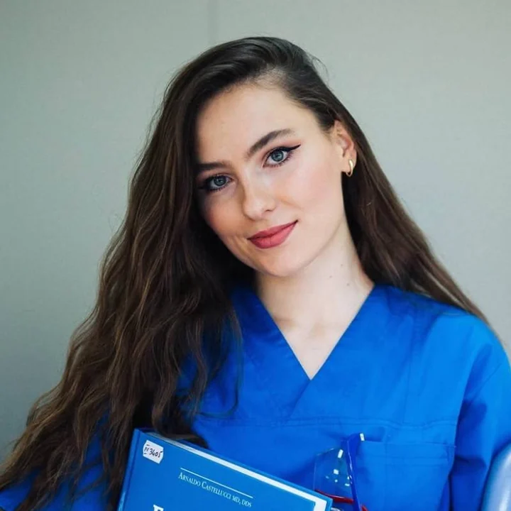 Dr. Laura Budușan, medic dentist, în cabinetul din Iernut